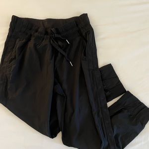 Lululemon Courtside Cropped snap on pants